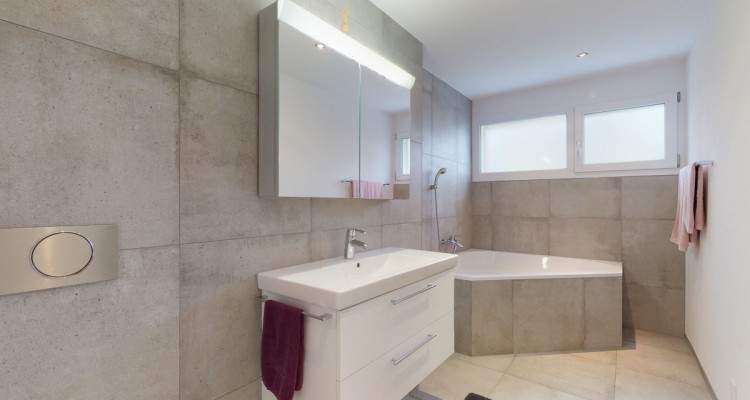 Moderne und praktische 4.5 Zimmer Wohnung mit grossem Balkon image 3