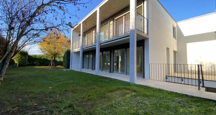 Maison contemporaine de 7.5 pièces proche du centre de Vésenaz image 1