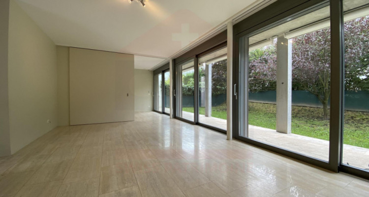 Maison contemporaine de 7.5 pièces proche du centre de Vésenaz image 3