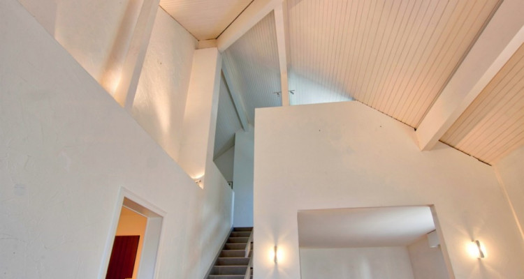 Duplex en attique avec haut plafond image 1