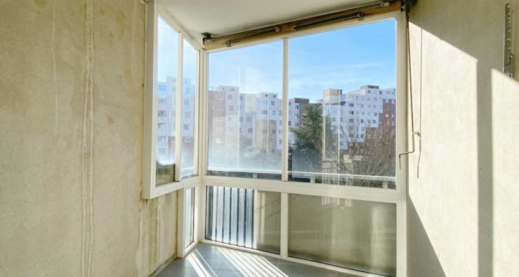 Appartement traversant rénové avec balcon image 3