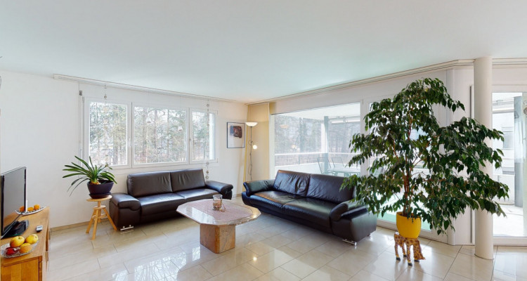 Moderne  4.5 Zimmer Wohnung mit grossem Balkon image 1