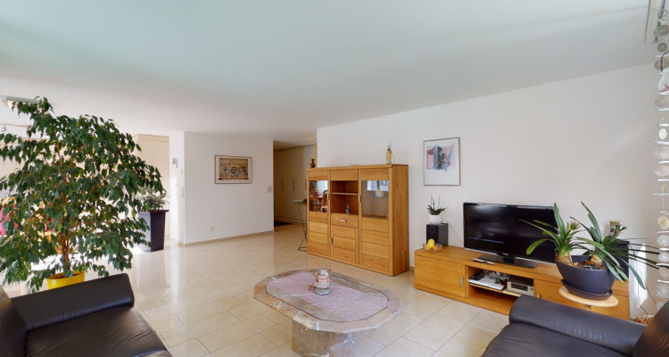 Moderne  4.5 Zimmer Wohnung mit grossem Balkon image 2