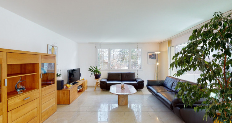 Moderne  4.5 Zimmer Wohnung mit grossem Balkon image 3