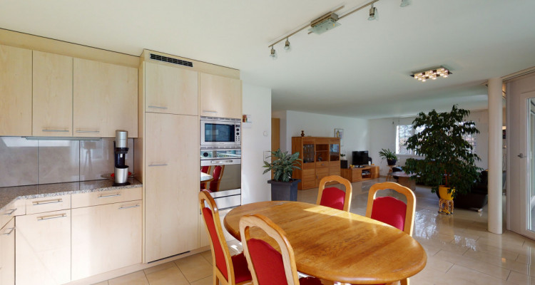 Moderne  4.5 Zimmer Wohnung mit grossem Balkon image 4