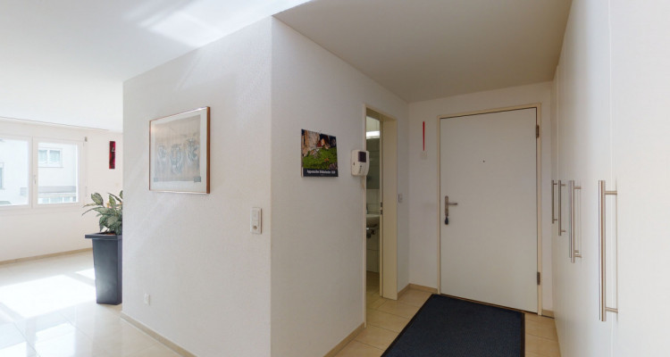 Moderne  4.5 Zimmer Wohnung mit grossem Balkon image 8