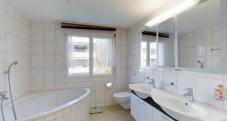 Moderne  4.5 Zimmer Wohnung mit grossem Balkon image 9