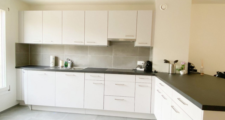 Joli triplex de 6 pièces rénové avec terrasse image 2