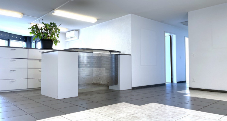 GROSS, GRÖSSER - EHEMALIGE PRAXIS/WOHNUNG IM DORFKERN image 1