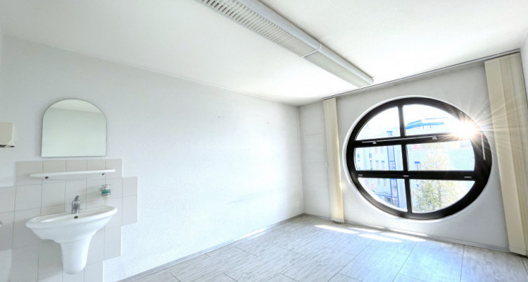 GROSS, GRÖSSER - EHEMALIGE PRAXIS/WOHNUNG IM DORFKERN image 2