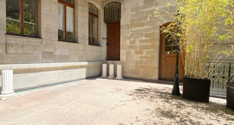 6 pièces atypique avec terrasse en Vieille-Ville. image 1