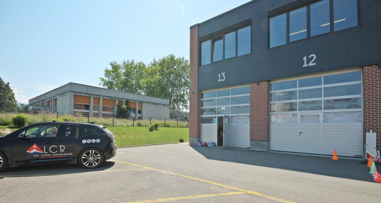 Local / Streetbox / 2 entrées / Rez + Etage image 1