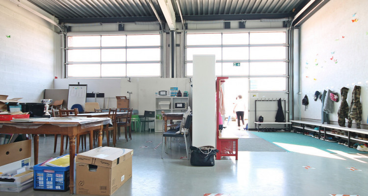 Local / Streetbox / 2 entrées / Rez + Etage image 2