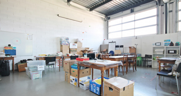 Local / Streetbox / 2 entrées / Rez + Etage image 3