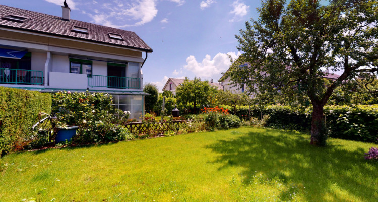 Grosses Eckhaus mit viel grünem Umschwung und Einleger Wohnung im DG image 1