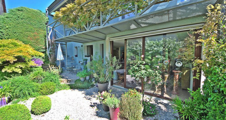 Villa dartiste sans pareil avec jardin ombragé image 1