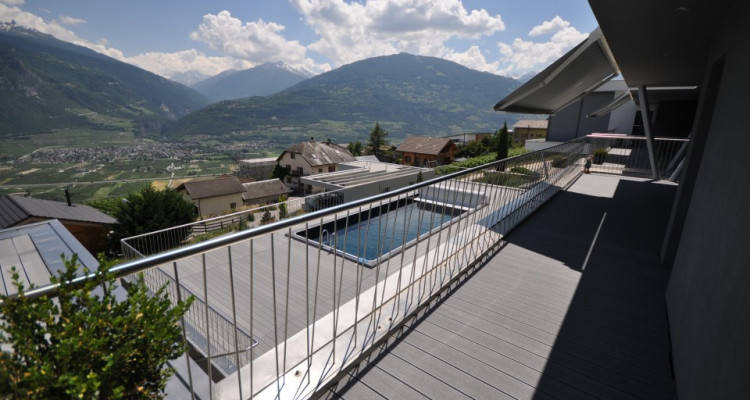 Exceptionnelle villa jumelée par les garages avec piscine. image 4