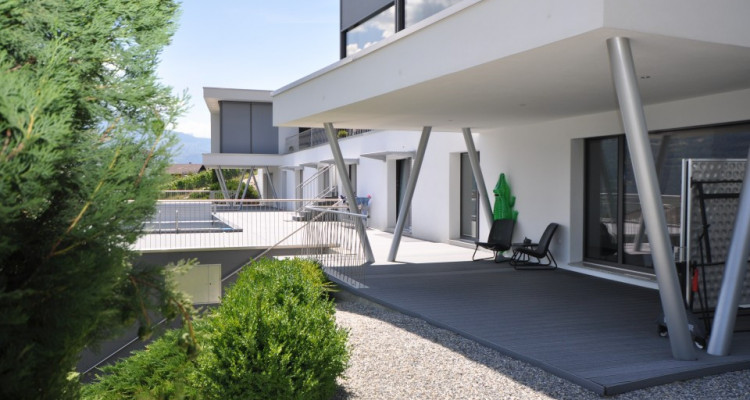 Exceptionnelle villa jumelée par les garages avec piscine. image 15