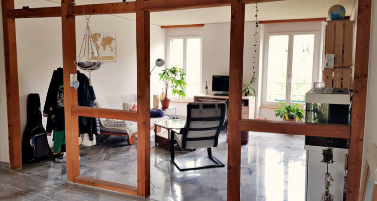 Charmant appartement de 2,5 pièces au centre de Bienne image 1