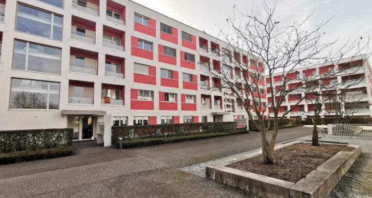 91m2 Wohnung in Volketswil mit Einstellplatz und Garten image 1