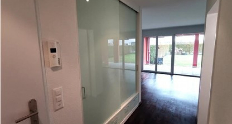 91m2 Wohnung in Volketswil mit Einstellplatz und Garten image 3