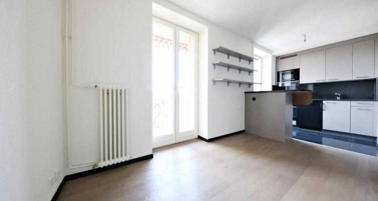 Magnifique studio / plein centre-ville / avec balcon.  image 1