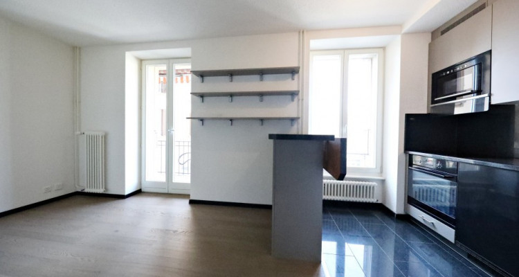 Magnifique studio / plein centre-ville / avec balcon.  image 2