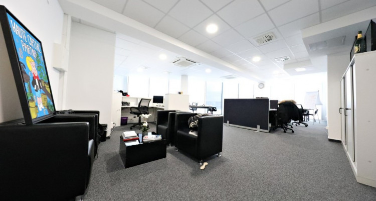 1 LOYER OFFERT // Local commercial situé au centre de Biel / Bienne // image 1