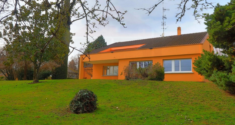 Maison individuelle de 9 pièces avec un beau terrain image 2