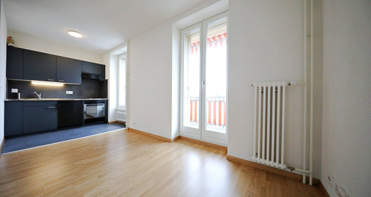 Studio moderne avec cuisine équipée / Salle de bain / Balcon image 1