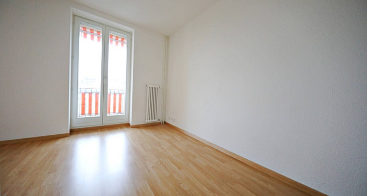 Studio moderne avec cuisine équipée / Salle de bain / Balcon image 2