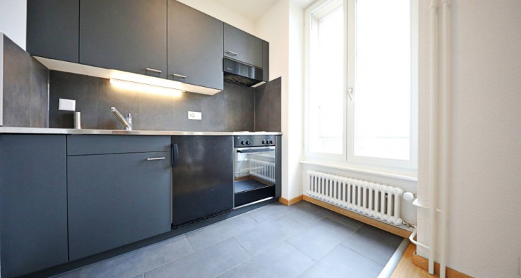 Studio moderne avec cuisine équipée / Salle de bain / Balcon image 3