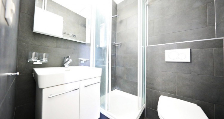 Studio moderne avec cuisine équipée / Salle de bain / Balcon image 4