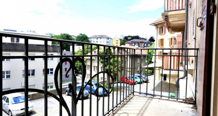 Studio moderne avec cuisine équipée / Salle de bain / Balcon image 5