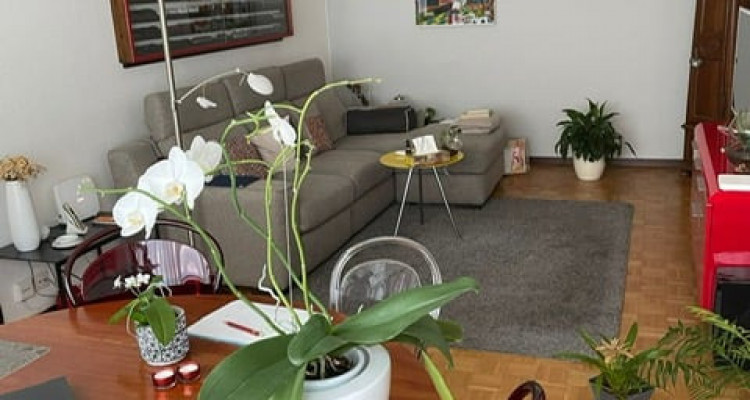 Agence de relocation. Magnifique appartement 5pièces,Rue Saint-Ours au 4e étage Proche des commerces et des commodités. image 3