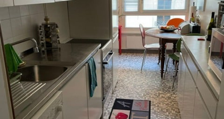 Agence de relocation. Magnifique appartement 5pièces,Rue Saint-Ours au 4e étage Proche des commerces et des commodités. image 4