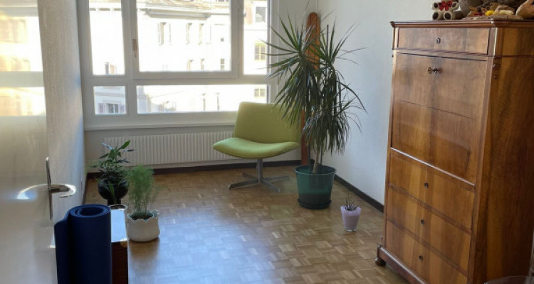 Agence de relocation. Magnifique appartement 5pièces,Rue Saint-Ours au 4e étage Proche des commerces et des commodités. image 5