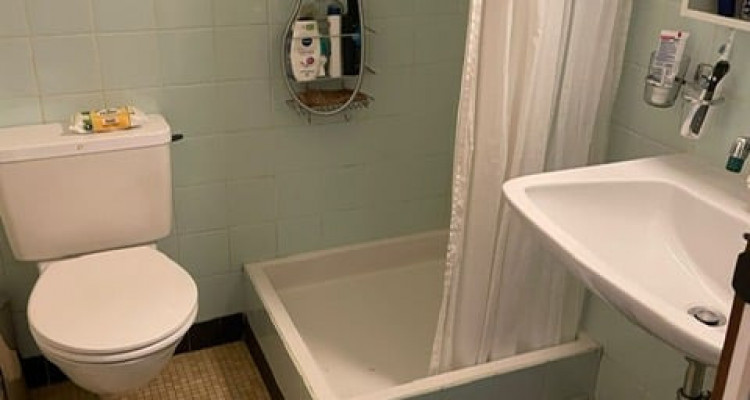 Agence de relocation. Magnifique appartement 5pièces,Rue Saint-Ours au 4e étage Proche des commerces et des commodités. image 6