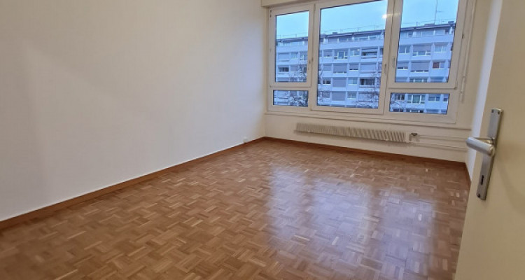 Agence de Relocation. Appartement 3 pièces, Rue de la Prulay 3e étage. Proche des commerces et des commodités. image 1