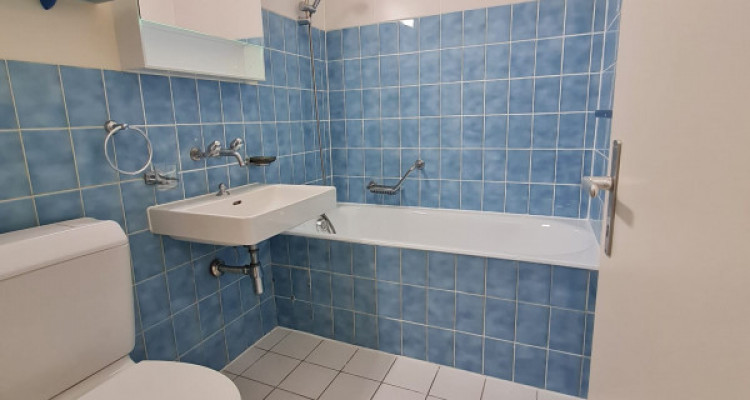 Agence de Relocation. Appartement 3 pièces, Rue de la Prulay 3e étage. Proche des commerces et des commodités. image 2