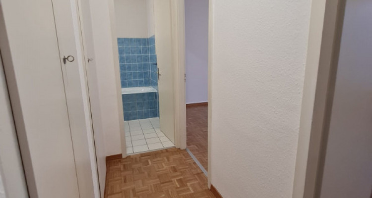 Agence de Relocation. Appartement 3 pièces, Rue de la Prulay 3e étage. Proche des commerces et des commodités. image 3