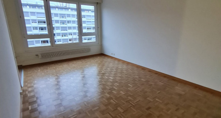 Agence de Relocation. Appartement 3 pièces, Rue de la Prulay 3e étage. Proche des commerces et des commodités. image 4