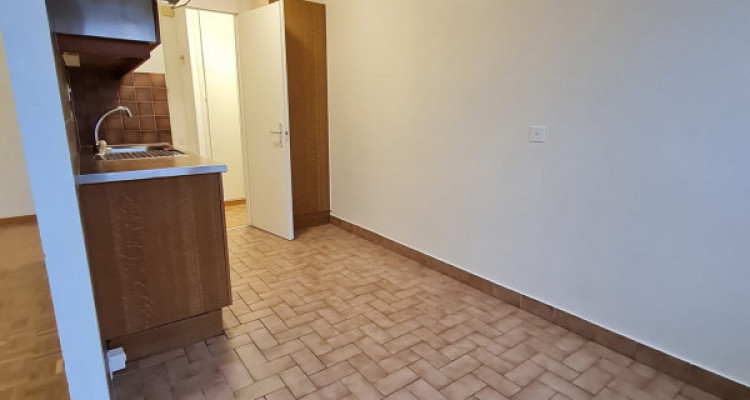 Agence de Relocation. Appartement 3 pièces, Rue de la Prulay 3e étage. Proche des commerces et des commodités. image 5