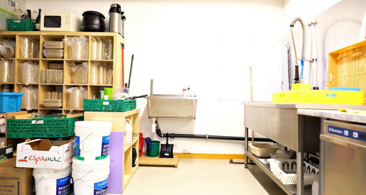 Magnifique bureaux / laboratoire / avec fumoir. image 5