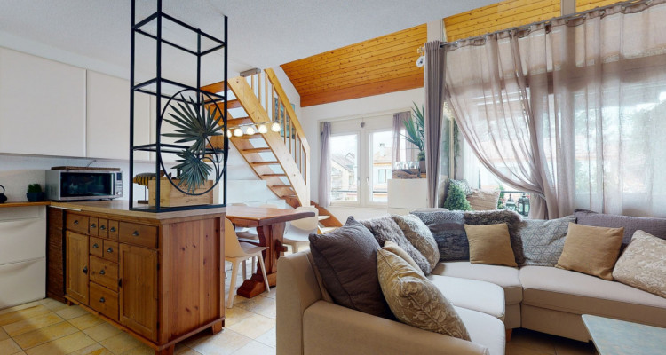 Duplex avec mezzanine et surcombles au coeur de Gland. Un charme fou! image 1