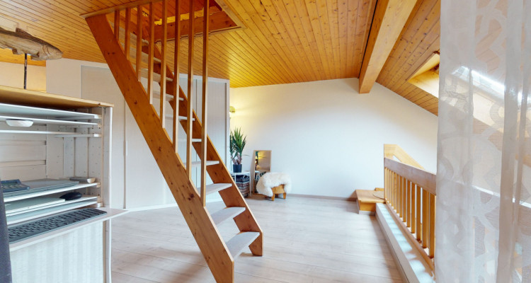 Duplex avec mezzanine et surcombles au coeur de Gland. Un charme fou! image 9