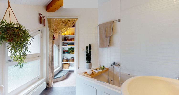 Duplex avec mezzanine et surcombles au coeur de Gland. Un charme fou! image 11