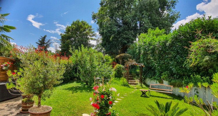 Magnifique villa mitoyenne en pignon de 7 pièces avec un splendide jardin arboré image 1