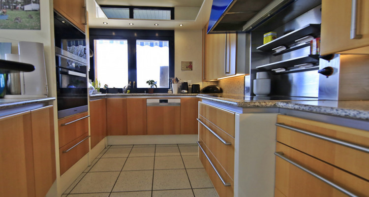 Splendide villa / 6 chambres / Piscine intérieure- Sauna - Vue lac image 3