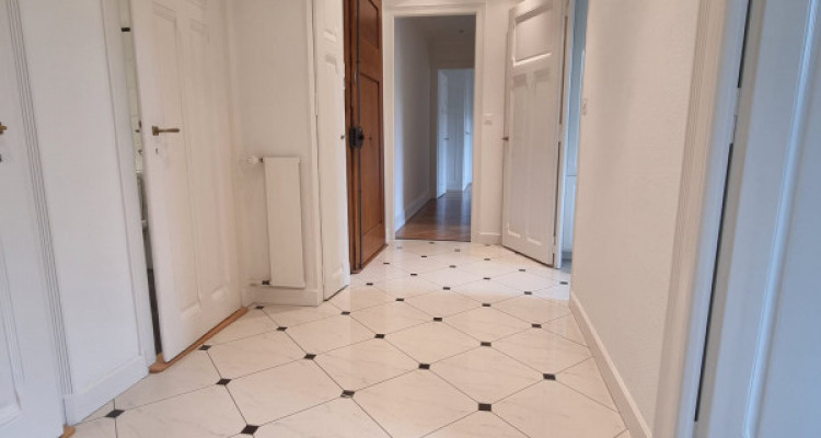 Agence de Relocation. Appartement 5 pièces, Rue Henri-Mussard 1e étage. Proche des commerces et des commodités. image 3